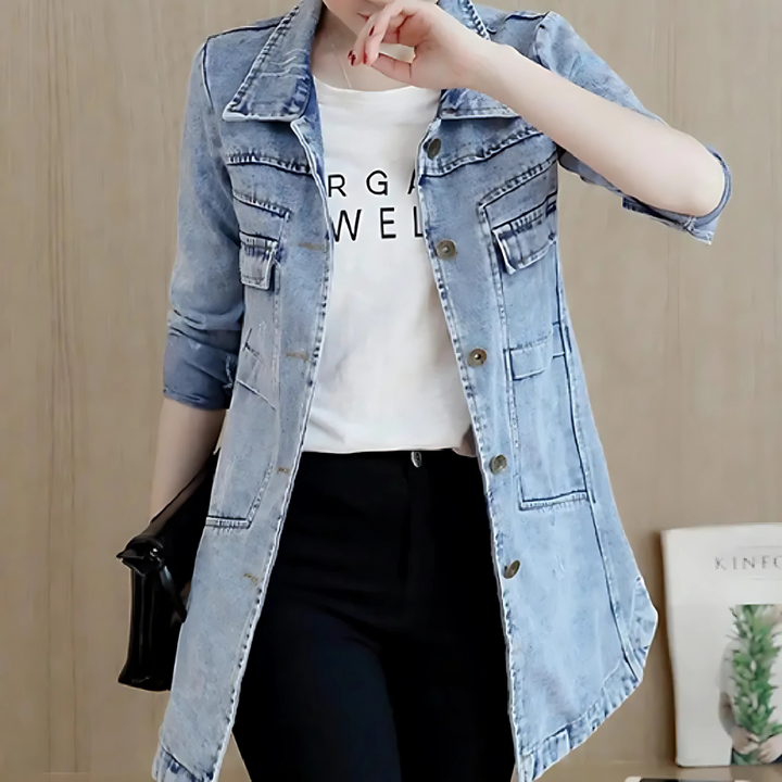 Trendy oversized denim trenchcoat voor dames, met verfijnde borduurdetails, perfect als casual mode.