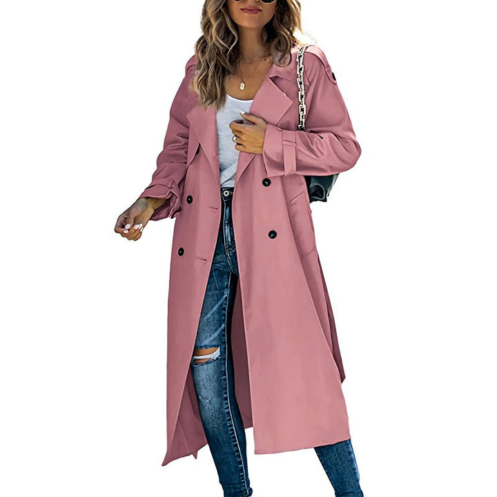 Elegante nieuwe lange dames trenchcoat. Modieuze bovenkleding voor een tijdloze look in voorjaar of najaar.