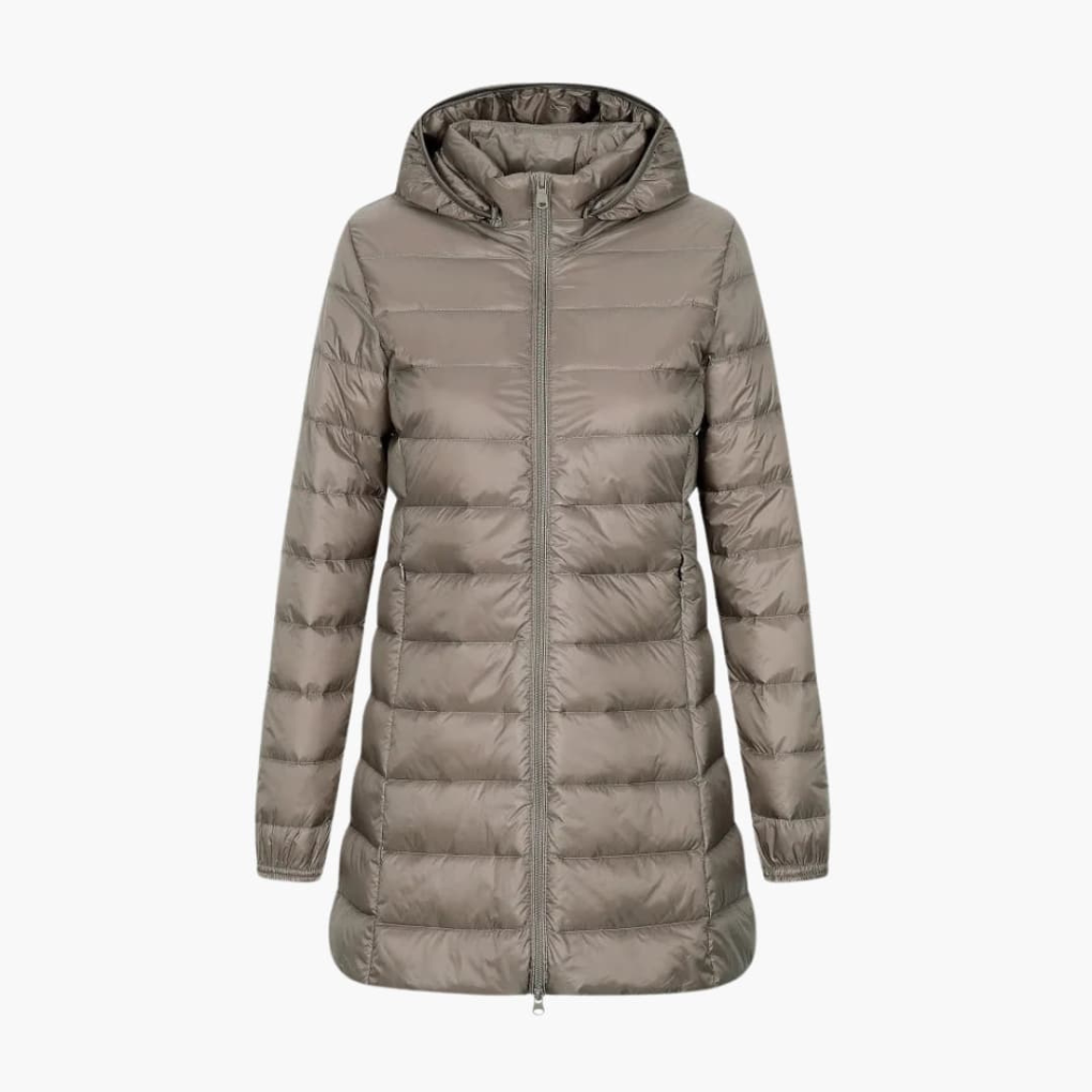 Lange gewatteerde dames winterjas met donsvulling en capuchon. Ideale warme buitenjas voor vrouwen in de winter.