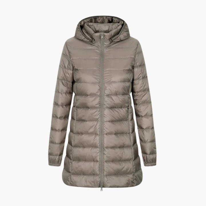 Lange gewatteerde dames winterjas met donsvulling en capuchon. Ideale warme buitenjas voor vrouwen in de winter.