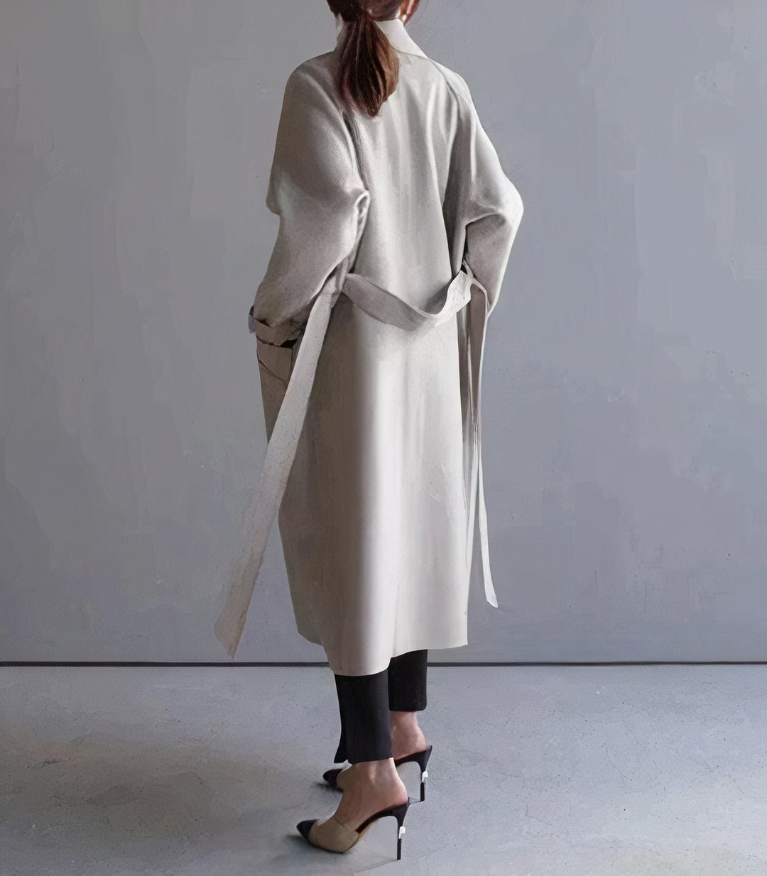 "Lange elegante wollen damesjas in het grijs, warmtehoudend en tijdloos, perfect voor stijlvolle winterlooks."