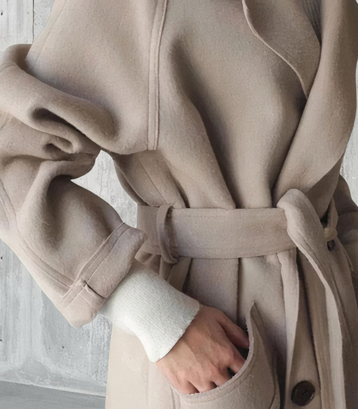 "Lange elegante wollen damesjas in het grijs, warmtehoudend en tijdloos, perfect voor stijlvolle winterlooks."