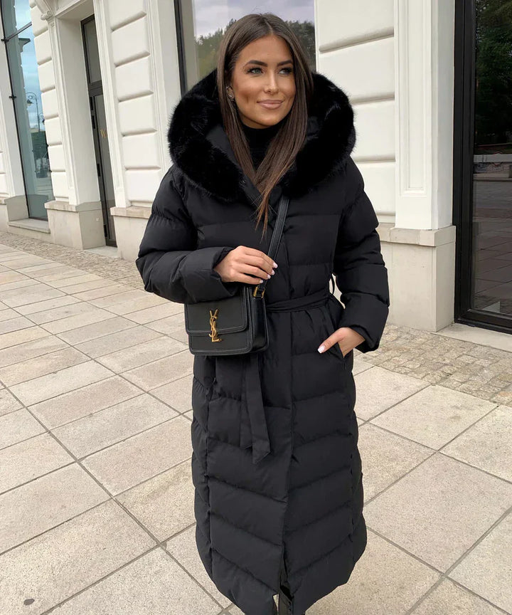 Lange gewatteerde dames winterjas met faux fur kraag, premium isolatie en zakken, in zwart of beige, voor stijl en comfort.