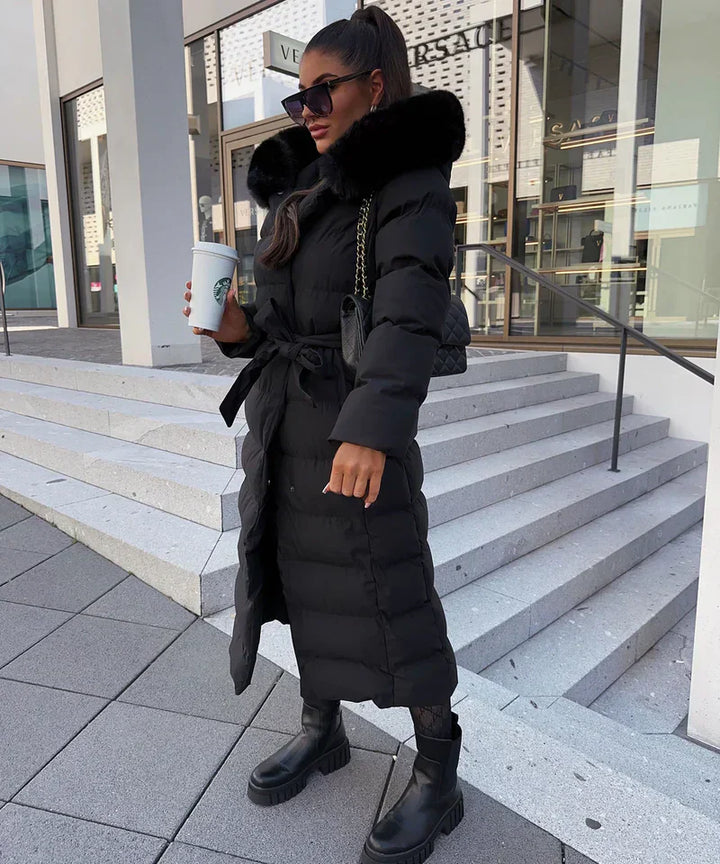 Lange gewatteerde dames winterjas met faux fur kraag, premium isolatie en zakken, in zwart of beige, voor stijl en comfort.