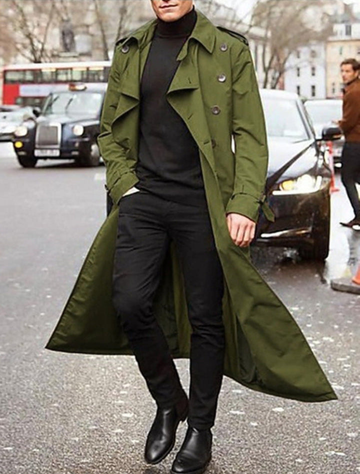 "Lange heren trenchcoat, tijdloos en elegant met dubbele knopenrij, in klassieke pasvorm voor stijlvolle herenmode."