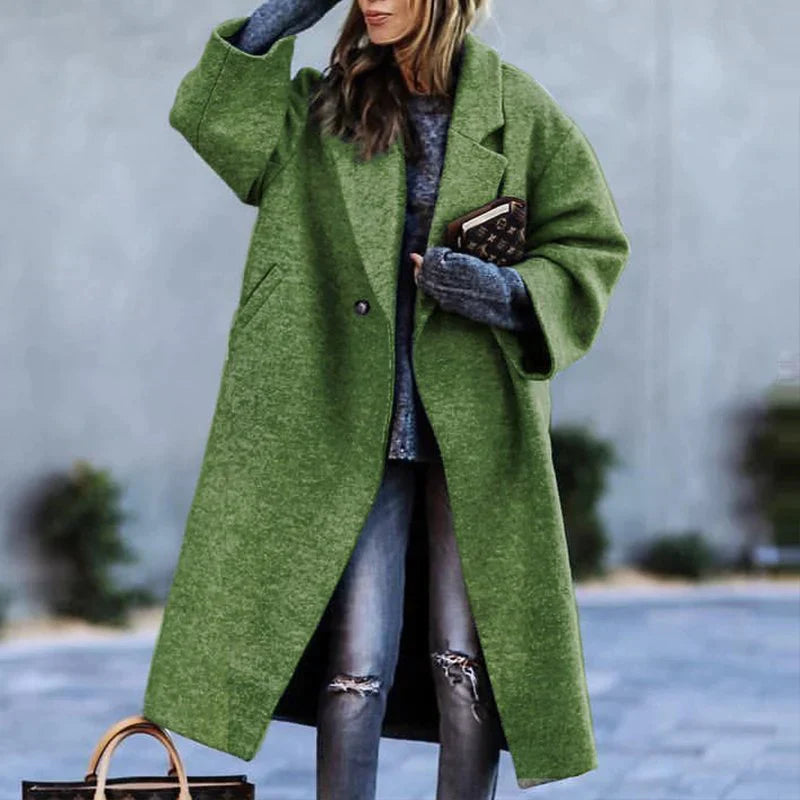 Elegante Calista lange winterjas voor dames, getailleerd model, perfect voor een modieuze en warme winterlook.