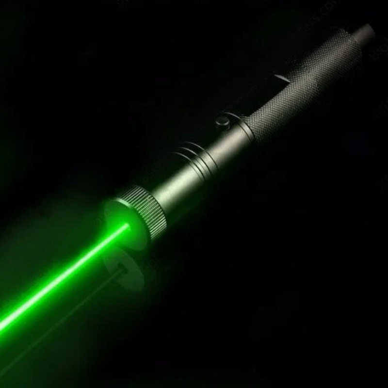Langeafstand laserpointer met verstelbare focus, ideaal voor outdoor navigatie en presentaties buiten.