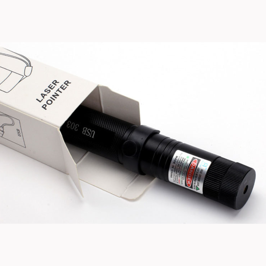 Veilige langeafstand laserpointer met krachtige straal, verstelbare focus, voor outdoor navigatie.