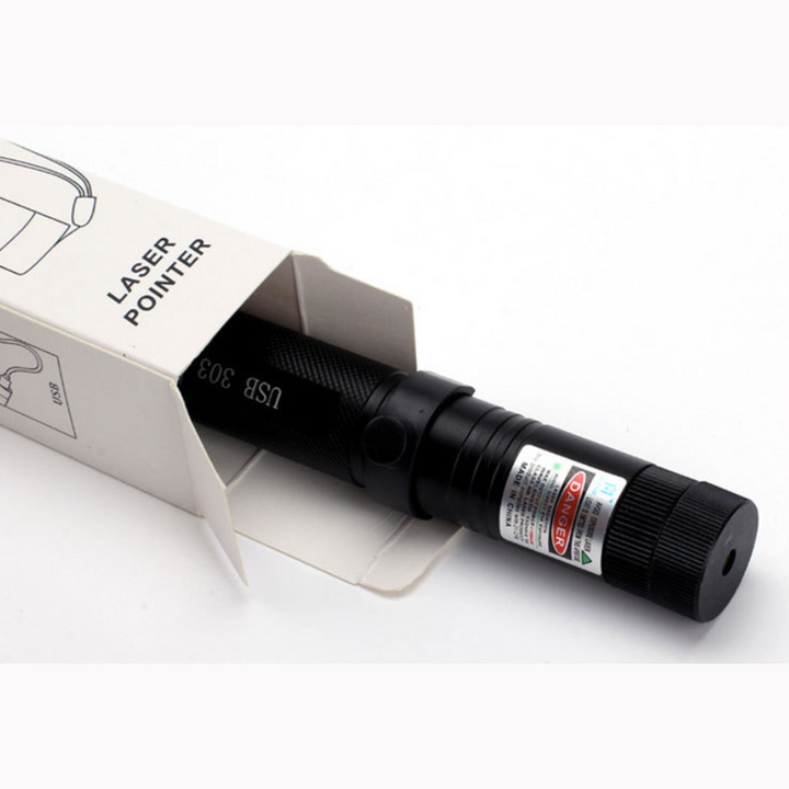 Veilige langeafstand laserpointer met krachtige straal, verstelbare focus, voor outdoor navigatie.