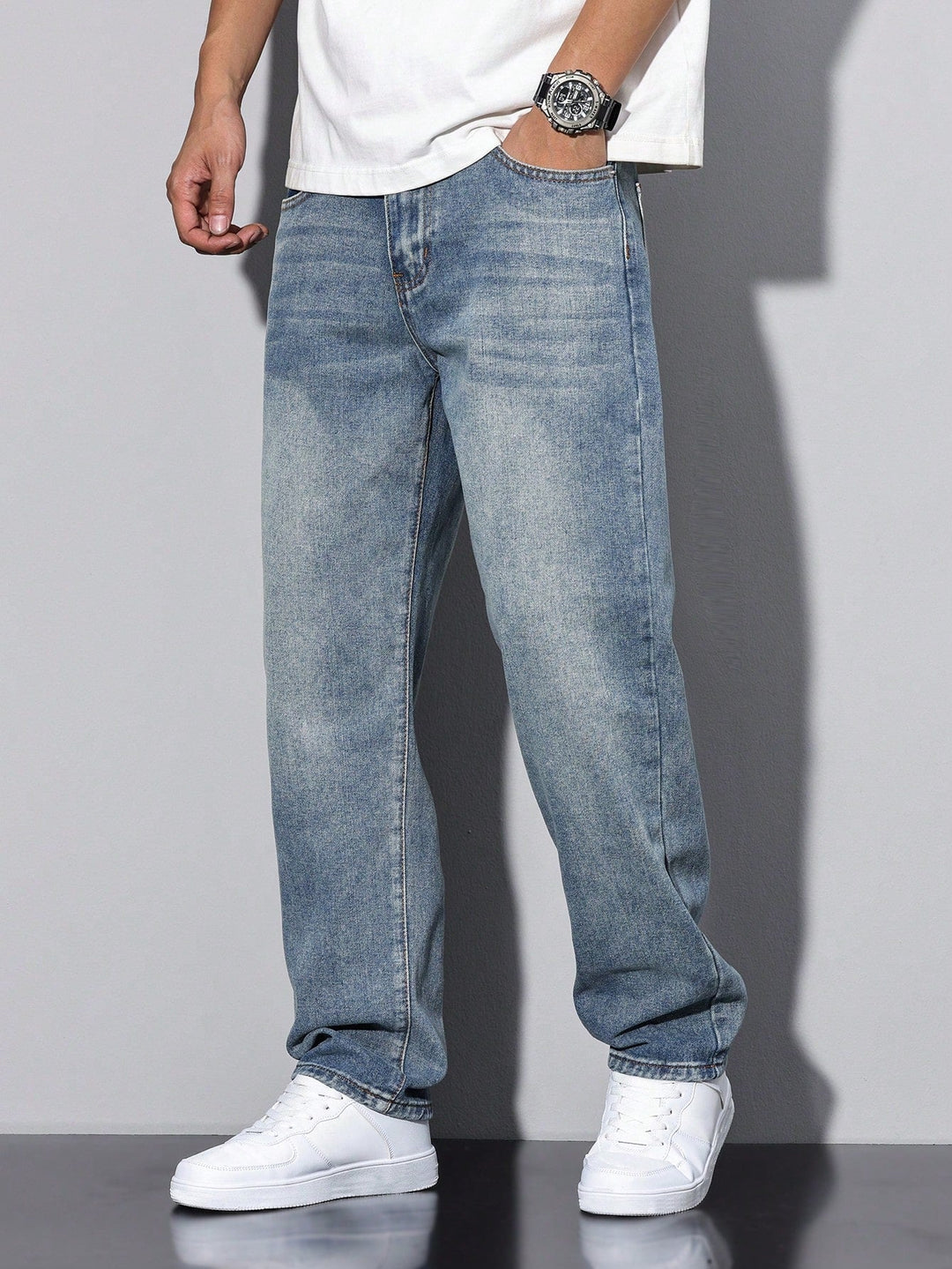 Klassieke herenjeans met rechte pijpen, gewassen denim, tijdloos en comfortabel.