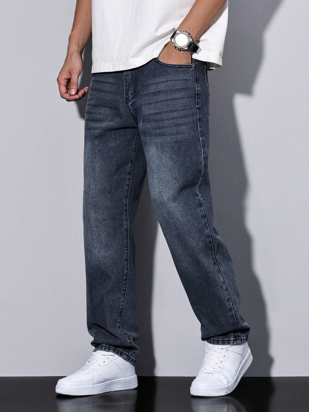 Gewassen herenjeans, rechte pijpen design, perfecte pasvorm voor moderne herenmode.
