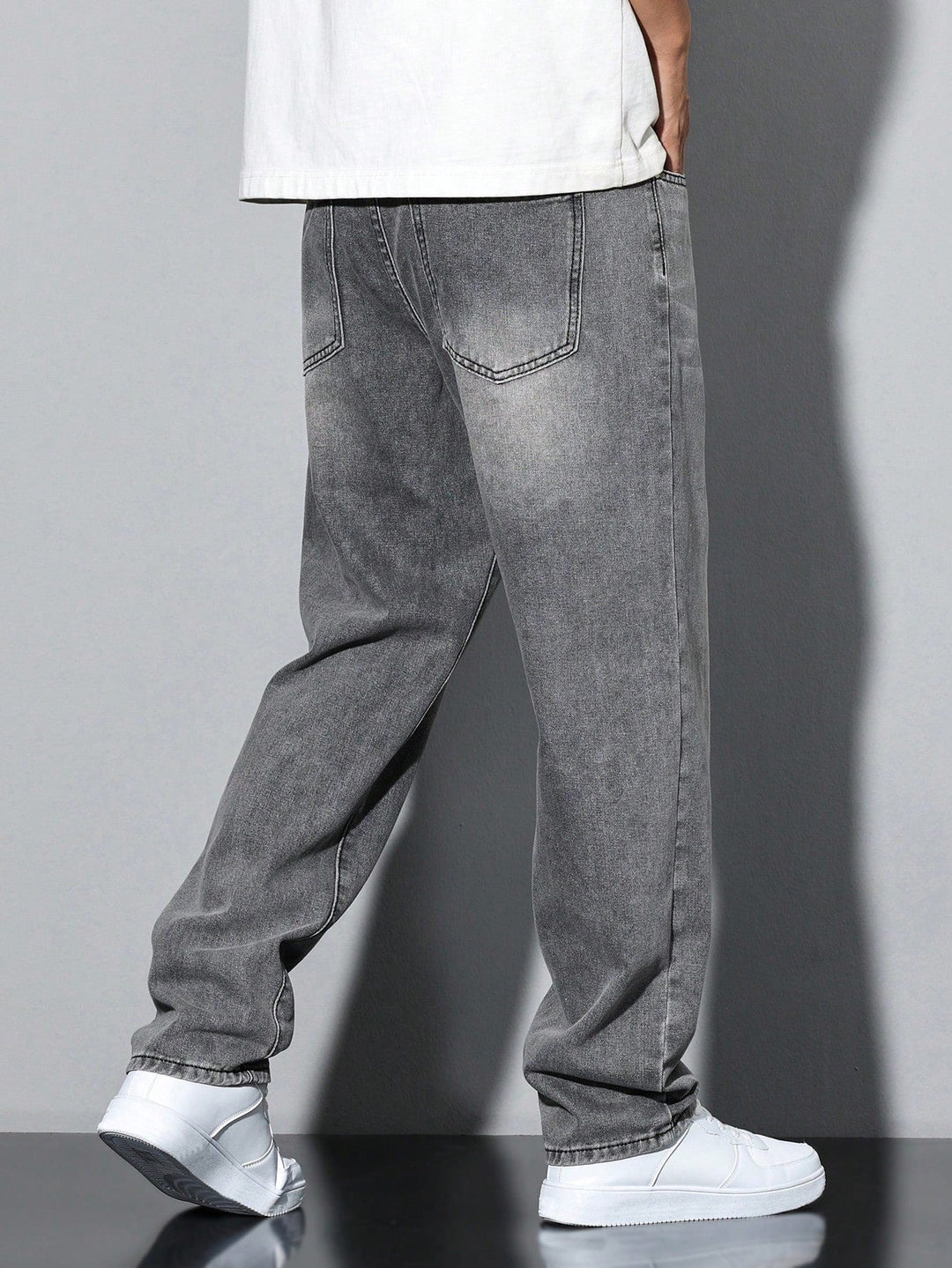 Trendy herenjeans met rechte pijpen, casual look, essentieel voor heren garderobe.