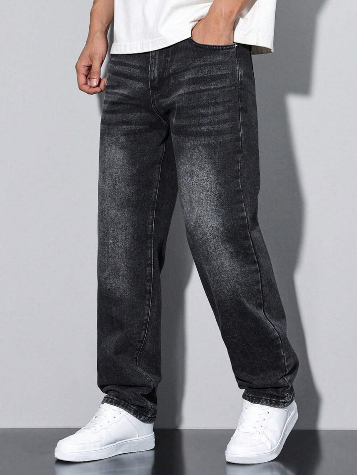 Herenmode: gewassen jeans met rechte pijpen, een must-have voor casual comfort.