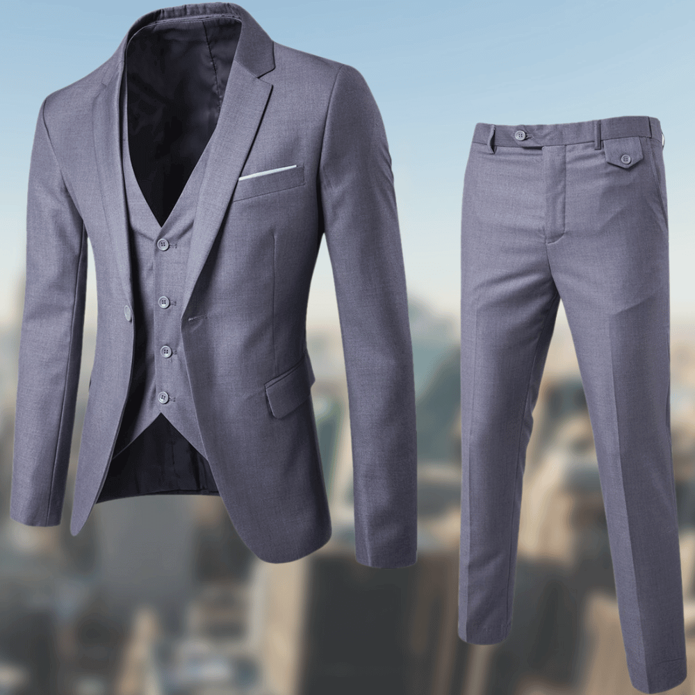 Elegant blauw herenkostuum met colbert en gilet als formele herenmode en trouwpak