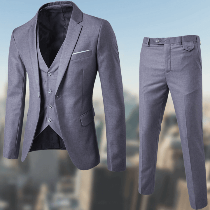 Elegant blauw herenkostuum met colbert en gilet als formele herenmode en trouwpak