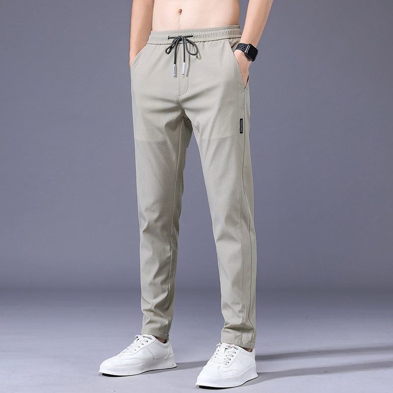 Man draagt lichtgroene sportieve heren joggingbroek voor comfort