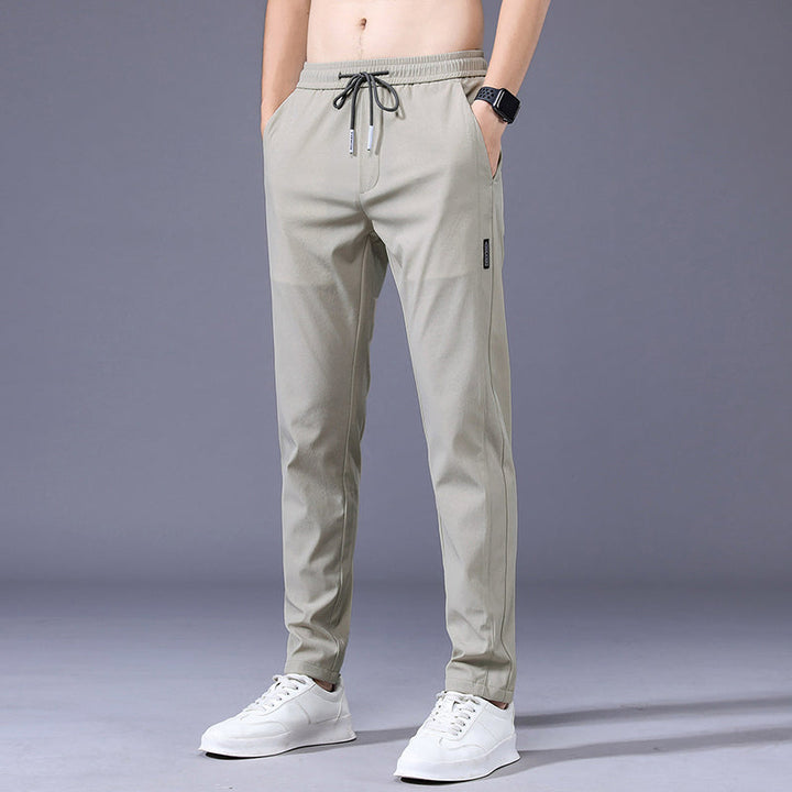 Man draagt lichtgroene sportieve heren joggingbroek voor comfort