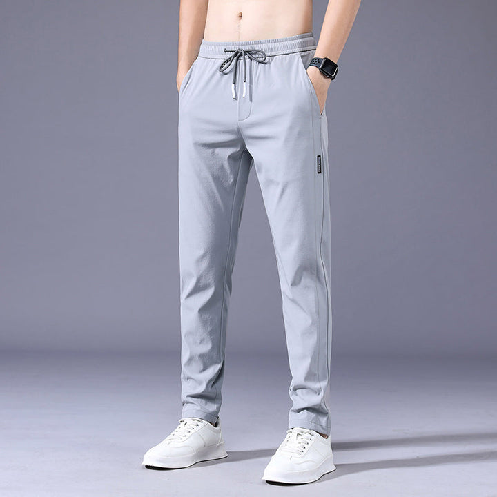 Man draagt lichtgrijze casual heren joggingbroek met elastische band