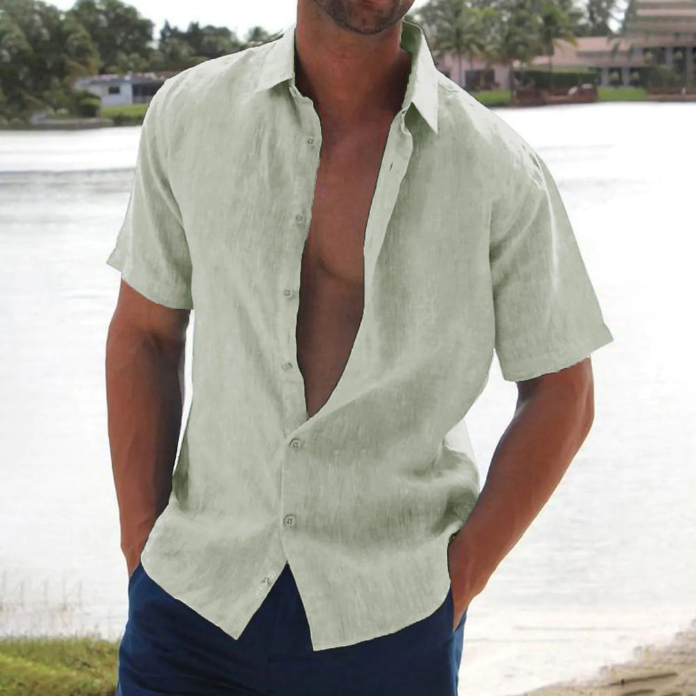 Detail van de zachte stof en nette afwerking van dit comfortabele casual heren overhemd met korte mouwen.