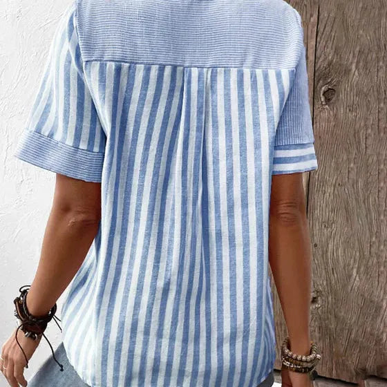 Comfortabele dames zomerblouse met korte mouw en moderne knoopjes