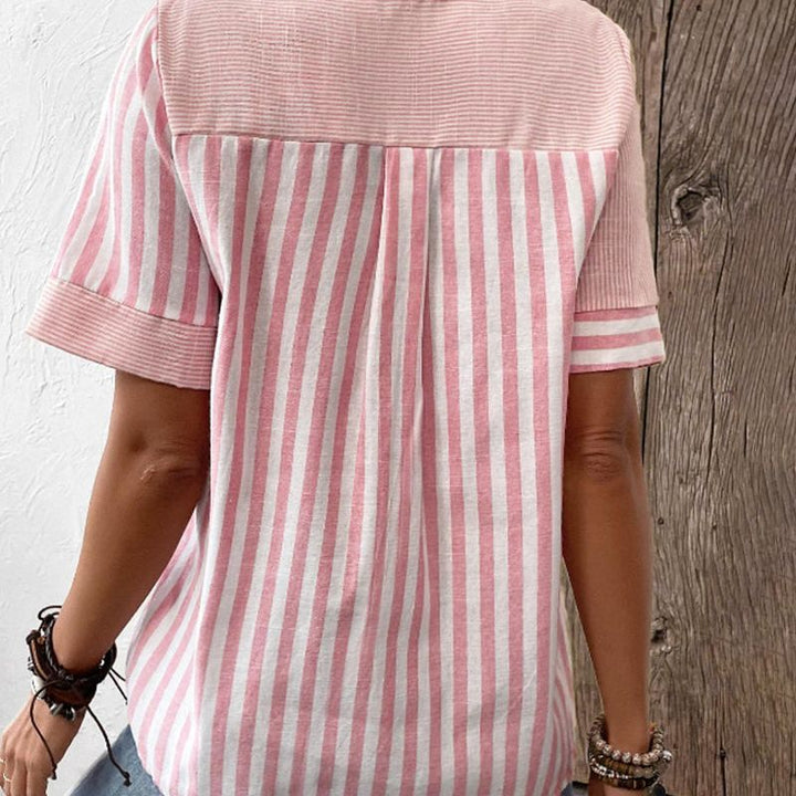 Achterkant van de gestreepte damesblouse voor een complete pasvorm