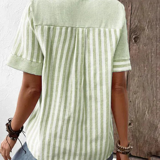 Modieuze vrouwenmode blouse met korte mouwen en opvallende streepjes