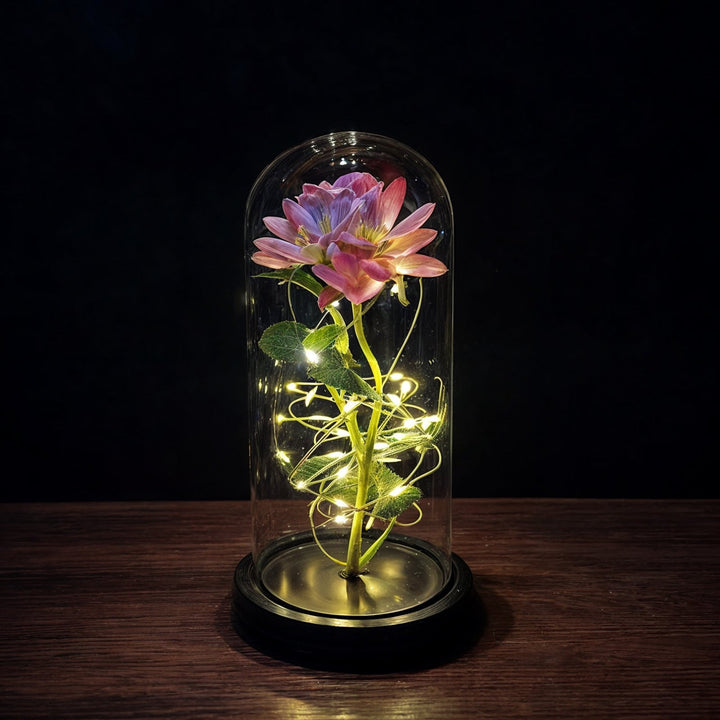 Betoverende LED roos onder glazen stolp, perfect als liefdescadeau of bruiloftscadeau voor een blijvende herinnering.