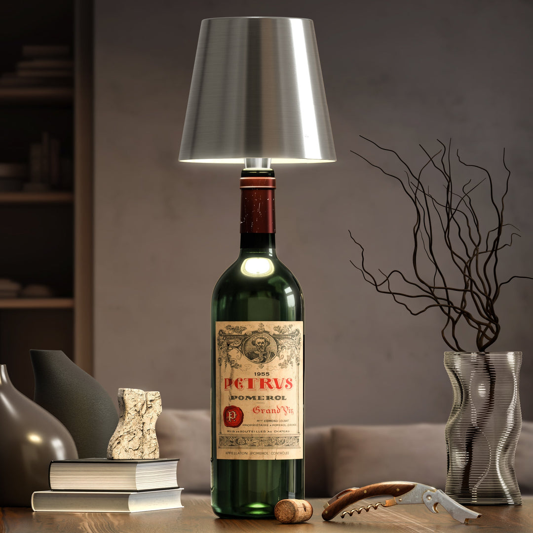 Moderne woondecoratie: een LED flessenlamp die lege flessen omtovert tot unieke sfeerverlichting.