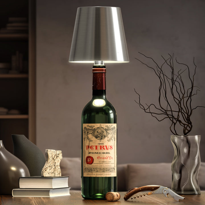 Moderne woondecoratie: een LED flessenlamp die lege flessen omtovert tot unieke sfeerverlichting.