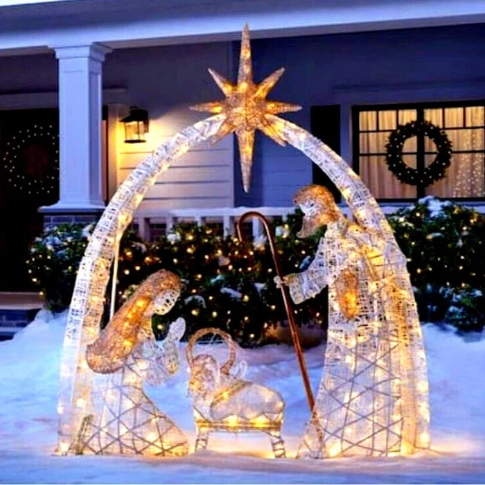 Helder verlicht Heilige Familie kerstornament met LED voor een warme kerst gloed buiten.