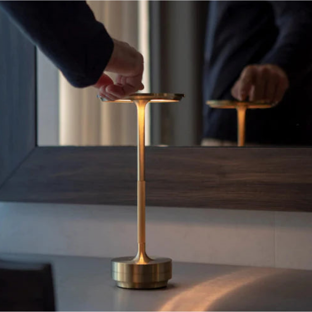 Oplaadbare led lamp voor op het terras en in de woonkamer