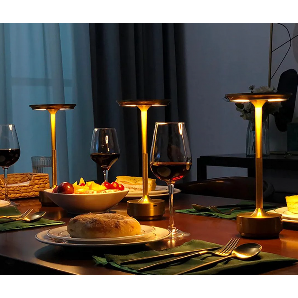 Drie luxe tafellampen die sfeer brengen op een mooi gedekte eettafel in de avond