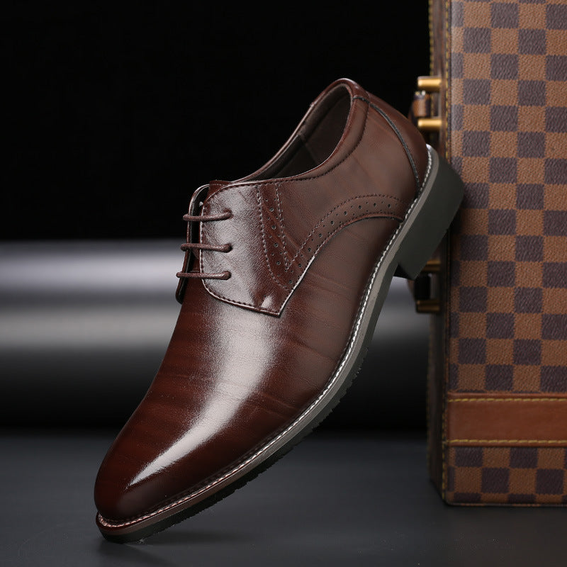 Detail van de klassieke brogue perforaties op de stijlvolle Lennard heren veterschoen.