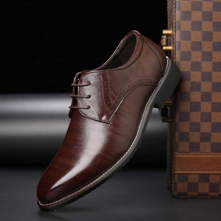 Detail van de klassieke brogue perforaties op de stijlvolle Lennard heren veterschoen.