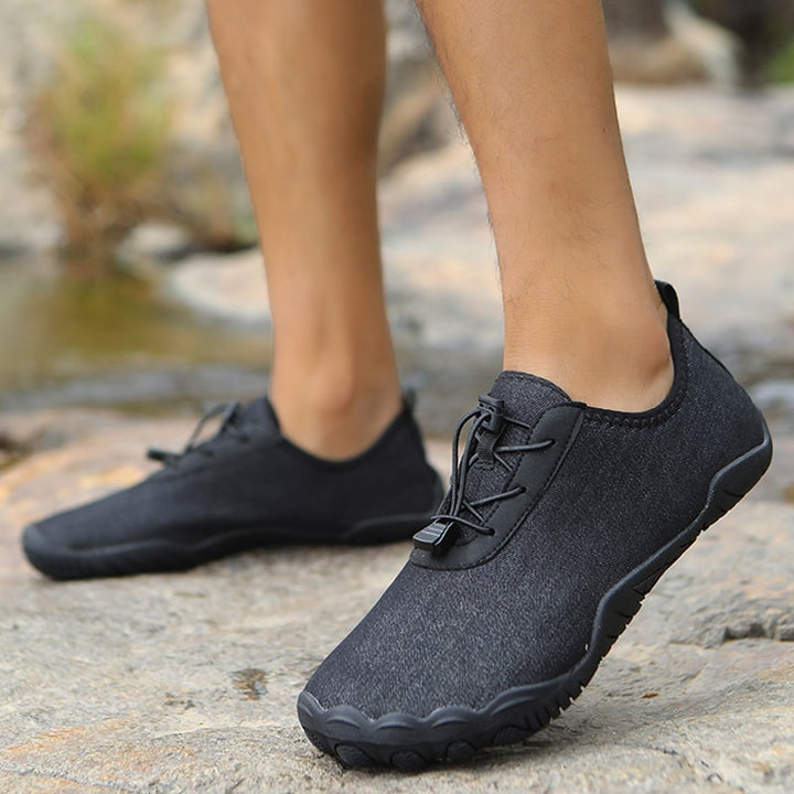 Detailfoto van de robuuste antislipzool van Leonis barefoot sneakers, voor veiligheid op natte ondergronden.