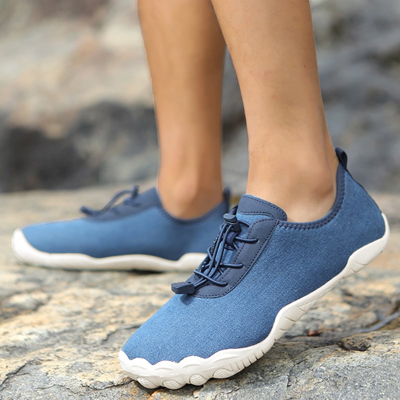 Zijaanzicht van de ergonomische Leonis barefoot sneakers, ontworpen voor optimale voetgezondheid en comfort.