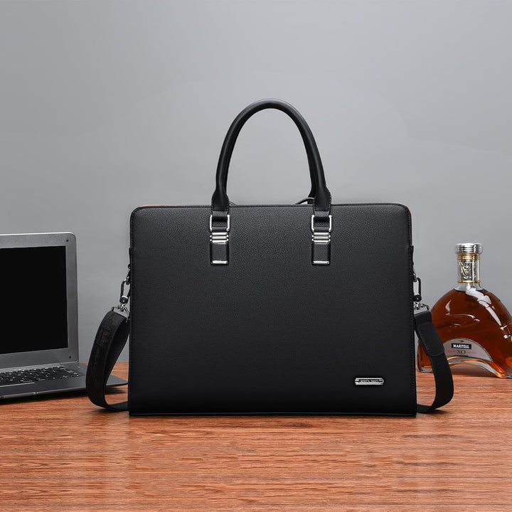 Praktische laptoptas van leer, geschikt als reistas en documententas met professionele look.