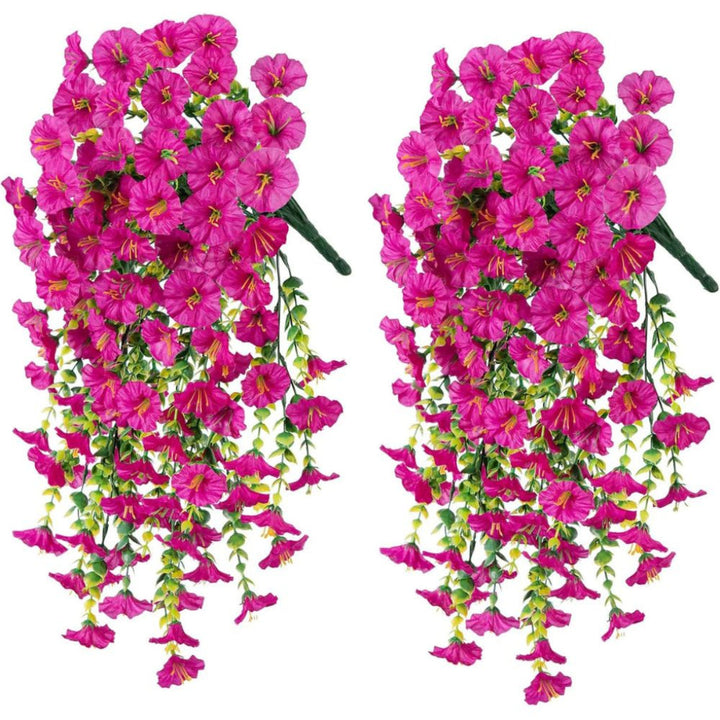 Detailopname van felgekleurde kunststof ochtendglorie bloemen, ideaal als onderhoudsvrije bloemenslinger.