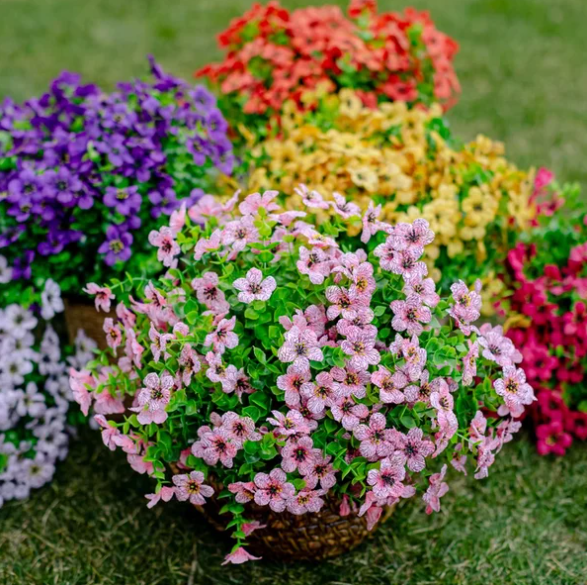 Levenschte kunstbloemen, kleurrijke decoratie voor binnen en buiten op balkon of terras.