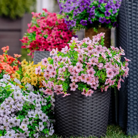 Prachtige kunstplanten voor een levensechte tuindecoratie die altijd bloeit.