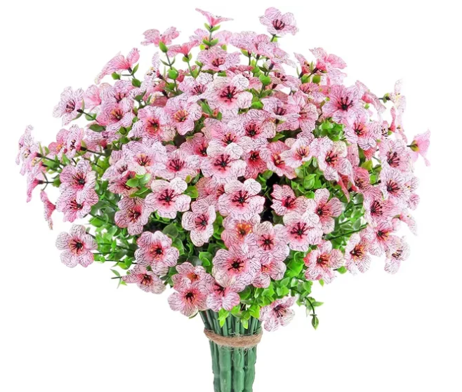 Een bos kleurrijke kunstbloemen in een vaas, een onderhoudsvrije blikvanger.