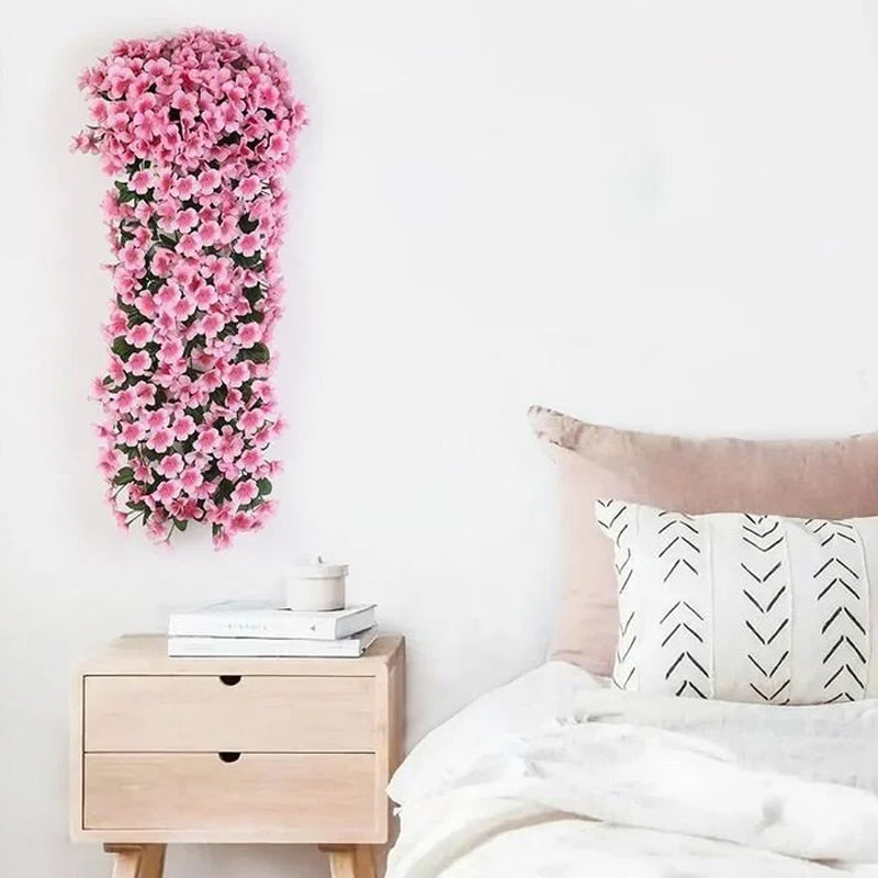Elegante kunstbloemen hangmand met diverse bloemen, ideaal als sfeervolle decoratie voor huis of bruiloft.