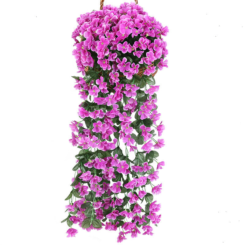 Decoratieve hangmand gevuld met levensgetrouwe zijdebloemen, perfect voor muurdecoratie en veranda.