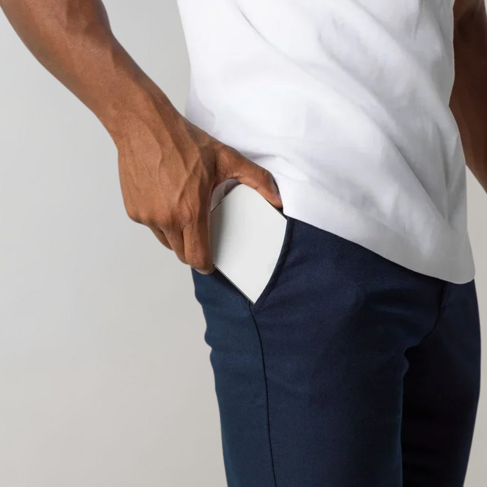 Detaillering van de hoogwaardige stof van de Levi casual chinobroek voor heren, met aandacht voor afwerking.