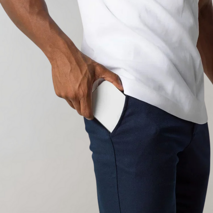 Detaillering van de hoogwaardige stof van de Levi casual chinobroek voor heren, met aandacht voor afwerking.