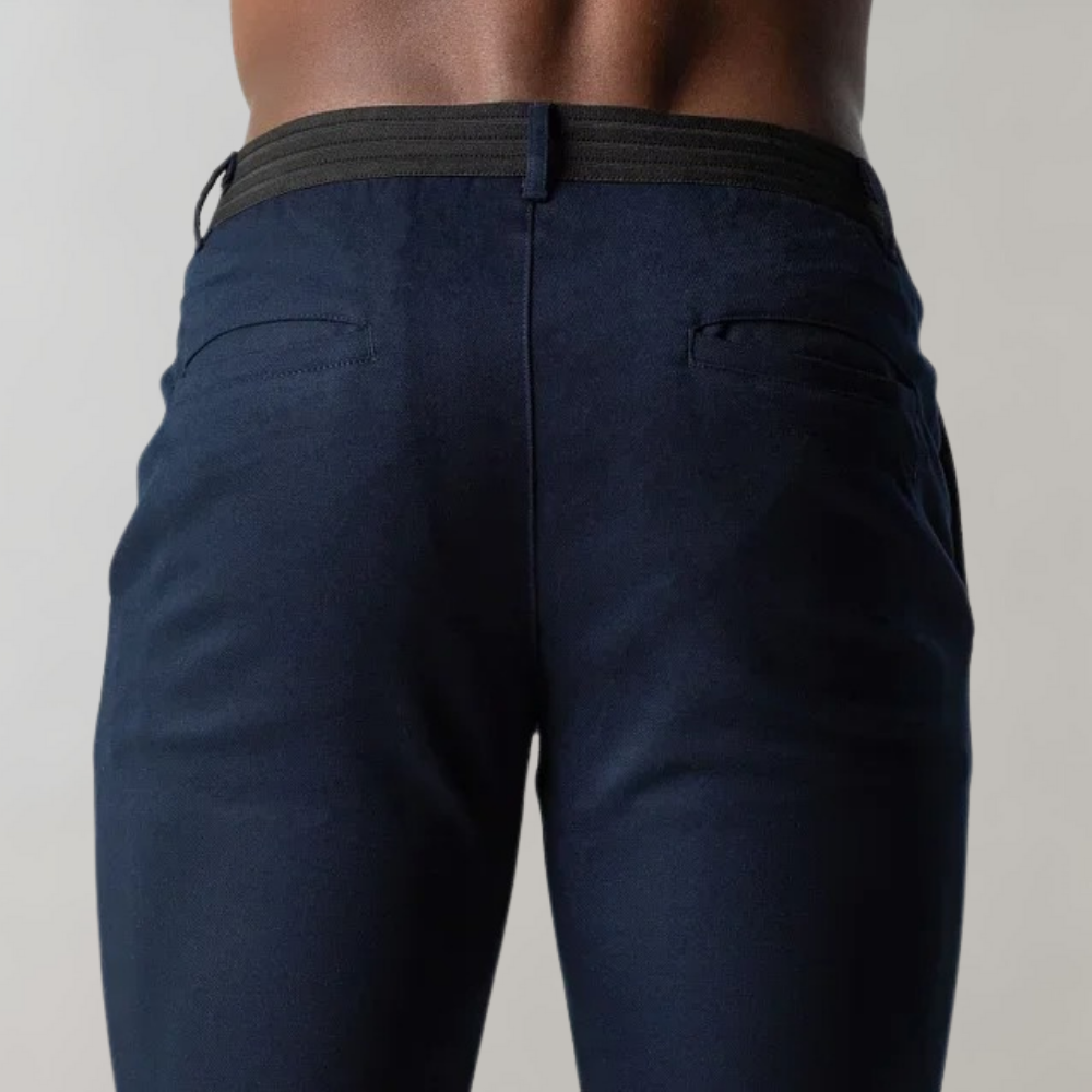 Model draagt een donkerblauwe Levi casual chinobroek, toont de comfortabele pasvorm en moderne uitstraling.
