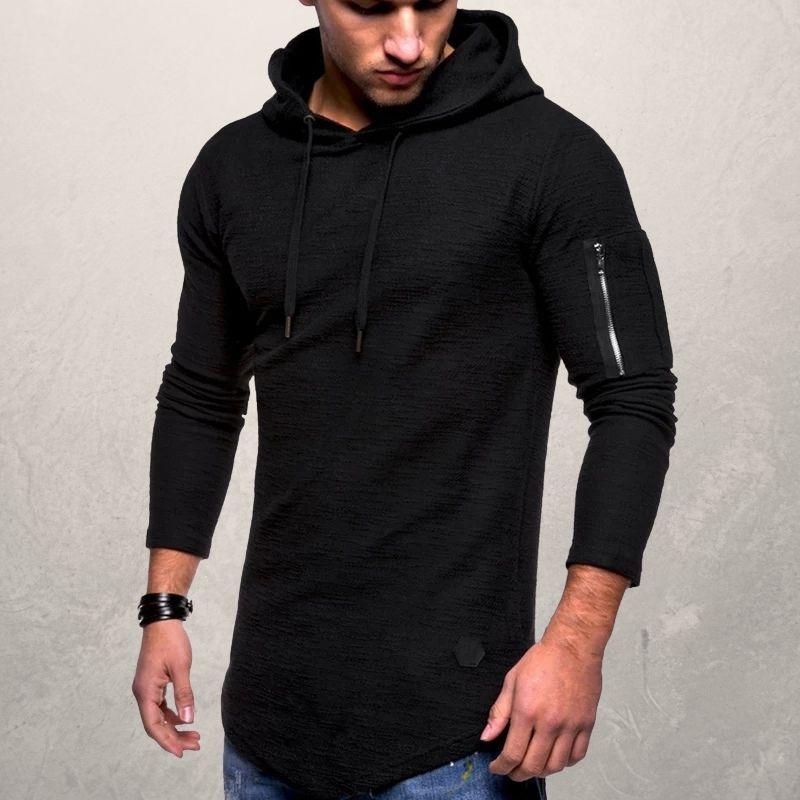 Model draagt een stijlvolle LiamsShirt slim fit heren hoodie, perfect voor een casual, moderne look.
