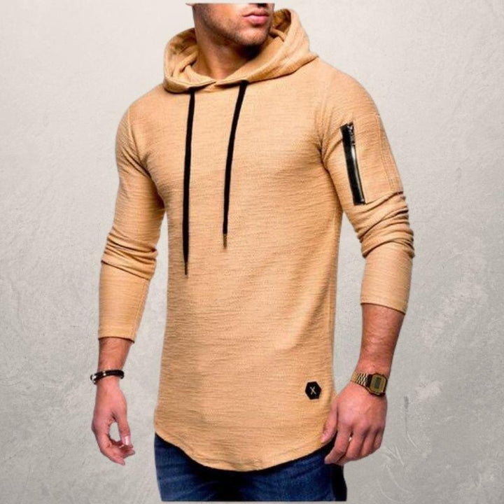 Casual heren outfit met een LiamsShirt slim fit hoodie, gecombineerd met jeans voor een moderne look.