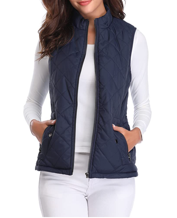 Dame wandelt in een licht gewatteerde Lara bodywarmer, ideaal voor buitenactiviteiten in de herfst. Stijlvol.