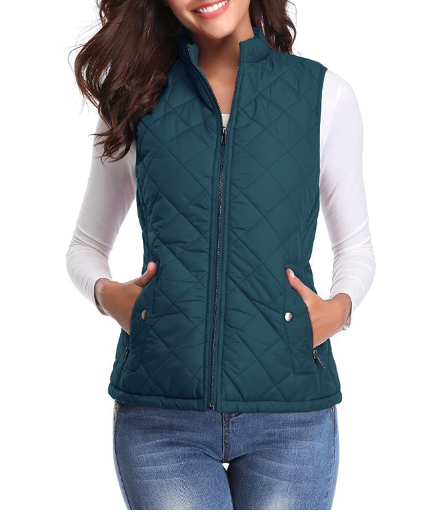 Licht gewatteerde Lara bodywarmer met handige zakken, functioneel en modieus voor dames in lente/herfst.